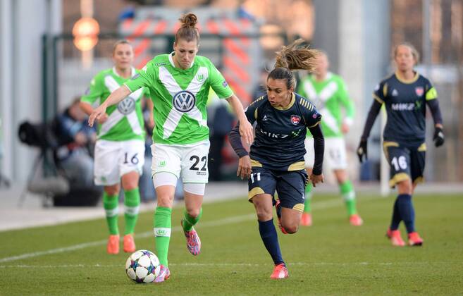 Verena Faißt (li., WOB) und Marta (ROS), VfL Wolfsburg - FC Rosengard, Fußball, Champions League der Frauen, Viertelfinale Hinspiel, Saison 2014 2015, Wolfsburg, 22.03.2015,