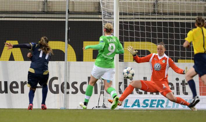 Marta (li., ROS) erzielt das Tor 0:1 gegen Torfrau Almuth Schult (re., WOB), VfL Wolfsburg - FC Rosengard, Fußball, Champions League der Frauen, Viertelfinale Hinspiel, Saison 2014 2015, Wolfsburg, 22.03.2015,