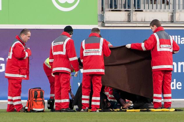 v.li.: Die schwerverletzte Line Röddik (FC Rosengard) wird abgeschirmt behandelt, Fussball, UEFA Women s Champions League, VfL Wolfsburg - FC Rosengard, xobx