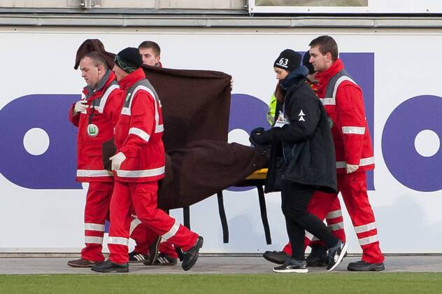 v.li.: Die schwerverletzte Line Röddik (FC Rosengard) wird abgeschirmt aus dem Stadion getragen, Fussball, UEFA Women s Champions League, VfL Wolfsburg - FC Rosengard, xobx
