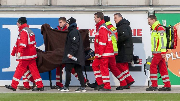 v.li.: Die schwerverletzte Line Röddik (FC Rosengard) wird abgeschirmt aus dem Stadion getragen, Fussball, UEFA Women s Champions League, VfL Wolfsburg - FC Rosengard, xobx