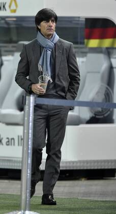 Nationaltrainer Trainer Coach Joachim Jogi Löw (GER) vor dem Spiel vor der Trainerbank mit Kaffee DFB Länderspiel Deutschland gegen Australien Freundschaftsspiel Fußball Herren GER vs AUS Saison 2014 2015 Kaiserslautern Fritz-Walter-Stadion 25.03.2015 DFB Länderspiel Deutschland gegen Australien