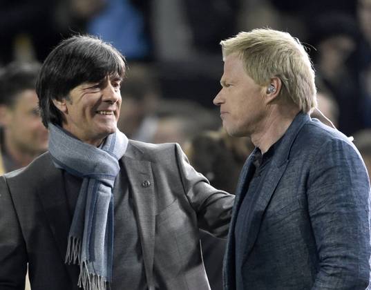 Nationaltrainer Trainer Coach Joachim Jogi Löw (GER) (links) im Gespräch mit TV-Experte Oliver Kahn (rechts) freundlich lächeln lächelt lächelnd gute Laune DFB Länderspiel Deutschland gegen Australien Freundschaftsspiel Fußball Herren GER vs AUS Saison 2014 2015 Kaiserslautern Fritz-Walter-Stadion 25.03.2015 DFB Länderspiel Deutschland gegen Australien