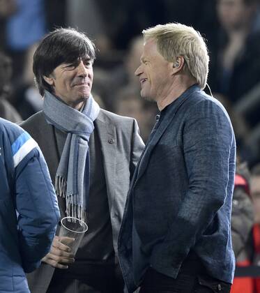 Nationaltrainer Trainer Coach Joachim Jogi Löw (GER) (links) im Gespräch mit TV-Experte Oliver Kahn (rechts) freundlich lächeln lächelt lächelnd gute Laune DFB Länderspiel Deutschland gegen Australien Freundschaftsspiel Fußball Herren GER vs AUS Saison 2014 2015 Kaiserslautern Fritz-Walter-Stadion 25.03.2015 DFB Länderspiel Deutschland gegen Australien