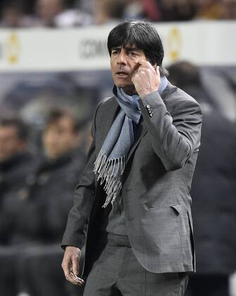 Nationaltrainer Trainer Coach Joachim Jogi Löw (GER) am Spielfeldrand unzufrieden Gestik Geste fordert Aufpassen in der Abwehr DFB Länderspiel Deutschland gegen Australien Freundschaftsspiel Fußball Herren GER vs AUS Saison 2014 2015 Kaiserslautern Fritz-Walter-Stadion 25.03.2015 DFB Länderspiel Deutschland gegen Australien
