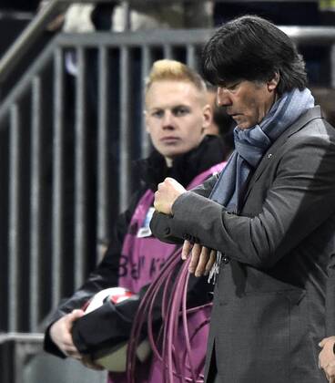 Nationaltrainer Trainer Coach Joachim Jogi Löw (GER) sieht auf Uhr DFB Länderspiel Deutschland gegen Australien Freundschaftsspiel Fußball Herren GER vs AUS Saison 2014 2015 Kaiserslautern Fritz-Walter-Stadion 25.03.2015 DFB Länderspiel Deutschland gegen Australien