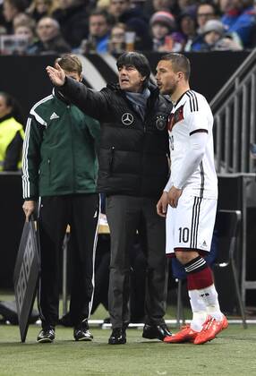 Nationaltrainer Trainer Coach Joachim Jogi Löw (GER) (links) vor Wechsel Auswechslung Einwechslung von Lukas Podolski (GER) (rechts) DFB Länderspiel Deutschland gegen Australien Freundschaftsspiel Fußball Herren GER vs AUS Saison 2014 2015 Kaiserslautern Fritz-Walter-Stadion 25.03.2015 DFB Länderspiel Deutschland gegen Australien