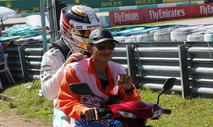 Lewis Hamilton; Mercedes Grand Prix, Ausfall, formula 1 GP, Malaysia in Kuala Lumpur Sepang 27.03.2015 Photo:mspb Thomas Melzer Lewis Hamilton; Ausfall, formula 1 GP, Malaysia