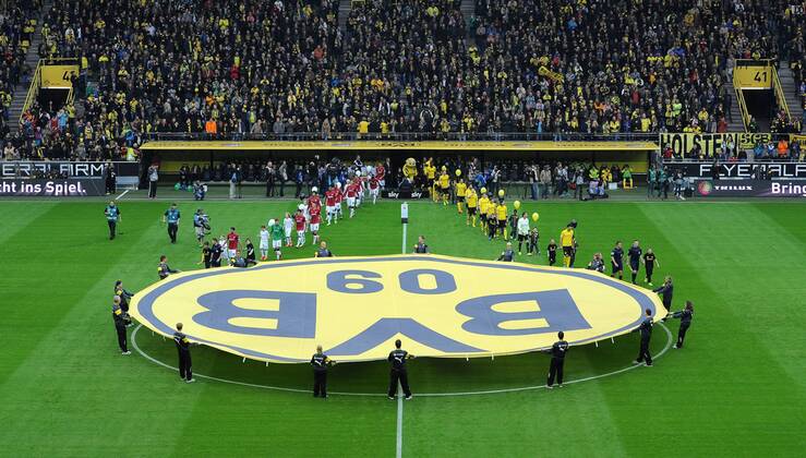 Samstag 25.10.2014, 1. Bundesliga, Saison 2014 2015, 9. Spieltag, BV Borussia Dortmund - Hannover 96 0:1, Spieler laufen auf den Rasen ein, im Signal-Iduna-Park, BVB Logo auf dem Rasen, Einlaufen der Mannschaften DeFodi01045012529