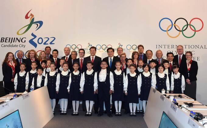 (150328) -- BEIJING, March 28, 2015 -- Delegates pose for photos during the closing ceremony of presentations of the Beijing 2022 Olympic Winter games Winterspiele Spiele Summer games Bid Committee for the IOC Evaluation Commission in Beijing, capital of China, on March 28, 2015. ) (SP)CHINA-BEIJING-IOC EVALUATION GongxLei 