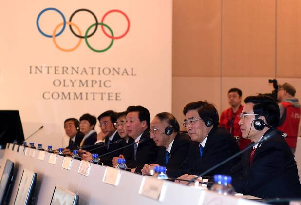 (150328) -- BEIJING, March 28, 2015 -- The Beijing 2022 Olympic Winter games Winterspiele Spiele Summer games Bid Committee attend the closing ceremony of presentations for the International Olympic Committee (IOC) Evaluation Commission in Beijing, capital of China, on March 28, 2015. ) (SP)CHINA-BEIJING-IOC EVALUATION GongxLei 