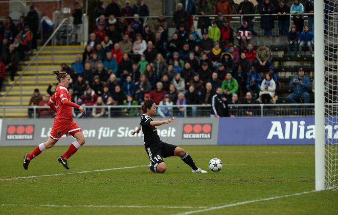 29.03.2015, xjhx, Fussball Champions League 1 4 Finale, 1.FFC Frankfurt - Bristol Academy WFC, v.l. Loren Dykes (Brystol WFC), Kozue Ando (1.FFC Frankfurt) Goal scored, Tor zum 1:0