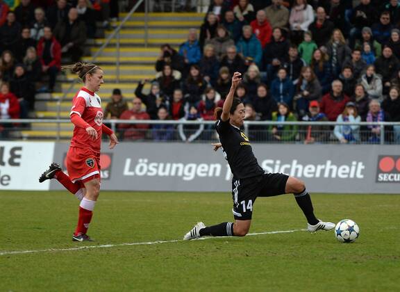 29.03.2015, xjhx, Fussball Champions League 1 4 Finale, 1.FFC Frankfurt - Bristol Academy WFC, v.l. Loren Dykes (Brystol WFC), Kozue Ando (1.FFC Frankfurt) Goal scored, Tor zum 1:0