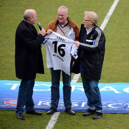 29.03.2015 Frankfurt, Stadion am Brentanobad 1. Frauenbundesliga, Saison 2014 2015 UEFA Women’s Champions League, 2014 2015, Quarter Finals 1. FFC Frankfurt gegen Bristol Academy WFC Dank für16 Jahre Moderation für Rolf Töpperwien von Manager Siegfried Dietrich und Vorsitzender Bodo Adler (FFC Frankfurt)