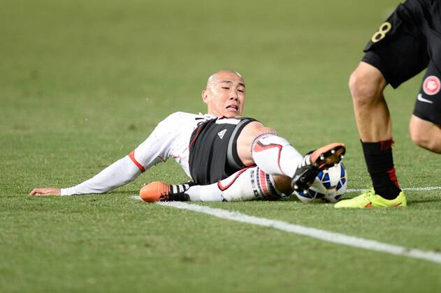 07.04.2015. Sydney, Australia. AFC Champions League. Western Sydney Wanderers v FC Seoul. Seoul defender Cha Du-ri stretches to win the ball. xNigelxOwenx  ActionPlus11611494