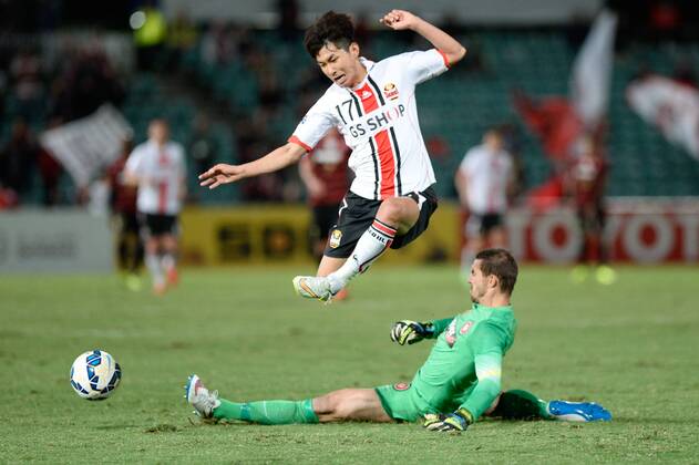 07.04.2015. Sydney, Australia. AFC Champions League. Western Sydney Wanderers v FC Seoul. Wanderers goalkeeper Ante Covic slides in to win the ball from Seoul midfielder Yun Il-lok. xNigelxOwenx  ActionPlus11611498