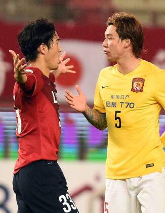 (150407) -- IBARAKI, April 7, 2015 -- Zhang Linpeng (R) of China s Guangzhou Evergrande argues with Mu Kanazaki of Japan s Kashima Antlers during their group H match at the 2015 AFC Champions League in Ibaraki, Japan, April 7, 2015. ) (lm) (SP)JAPAN-IBARAKI-AFC CHAMPIONS LEAGUE LiuxDawei 