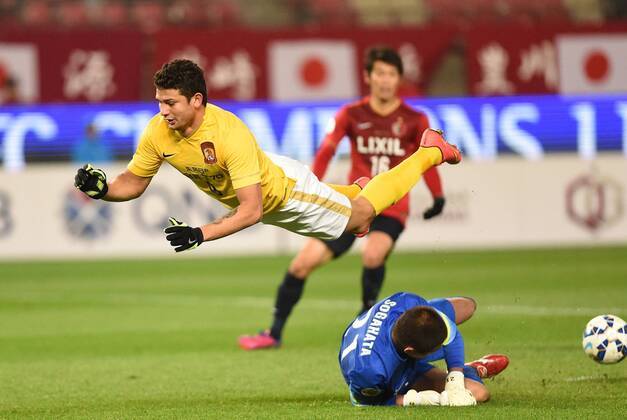(150407) -- IBARAKI, April 7, 2015 -- Elkeson (L) of China s Guangzhou Evergrande is tackled by Hitoshi Sogahata of Japan s Kashima Antlers during their group H match at the 2015 AFC Champions League in Ibaraki, Japan, April 7, 2015. ) (lm) (SP)JAPAN-IBARAKI-AFC CHAMPIONS LEAGUE LiuxDawei 