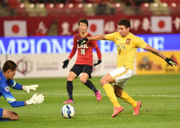 (150407) -- IBARAKI, April 7, 2015 -- Elkeson (R) of China s Guangzhou Evergrande competes during the group H match against Japan s Kashima Antlers at the 2015 AFC Champions League in Ibaraki, Japan, April 7, 2015. ) (lm) (SP)JAPAN-IBARAKI-AFC CHAMPIONS LEAGUE LiuxDawei 