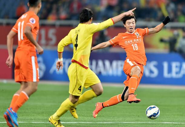 (150408) -- JINAN, April 8, 2015 -- Yang Xu (R) of China s Shandong Luneng FC competes during the group E match against Japan s Kashiwa Reysol at the 2015 AFC Champions League in Jinan, east China s Shandong Province, April 8, 2015. ) (lm) (SP)CHINA-JINAN-AFC CHAMPIONS LEAGUE ZhuxZheng 