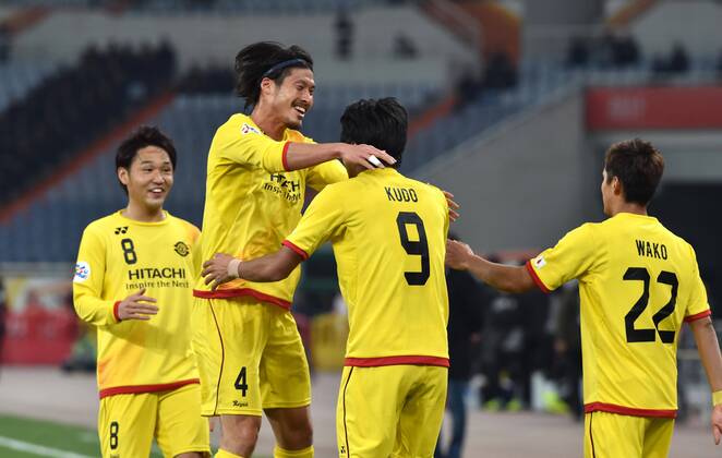 (150408) -- JINAN, April 8, 2015 -- Players of Japan s Kashiwa Reysol celebrate for a goal during the group E match against China s Shandong Luneng FC at the 2015 AFC Champions League in Jinan, east China s Shandong Province, April 8, 2015. ) (lm) (SP)CHINA-JINAN-AFC CHAMPIONS LEAGUE XuxSuhui 