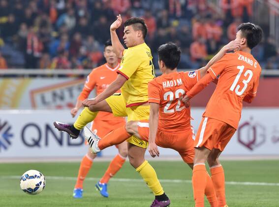 (150408) -- JINAN, April 08, 2015 -- Cristiano (L) of Japan s Kashiwa Reysol competes during the group E match against China s Shandong Luneng FC at the 2015 AFC Champions League in Jinan, east China s Shandong Province, April 8, 2015. ) (lm) (SP)CHINA-JINAN-AFC CHAMPIONS LEAGUE XuxSuhui 