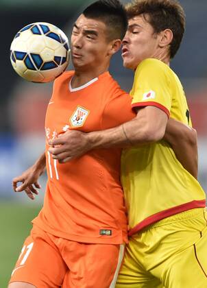 (150408) -- JINAN, April 8, 2015 -- Liu Binbin (L) of China s Shandong Luneng FC competes during the group E match against Japan s Kashiwa Reysol at the 2015 AFC Champions League in Jinan, east China s Shandong Province, April 8, 2015. The match ended with a 4-4 draw. ) (lm) (SP)CHINA-JINAN-AFC CHAMPIONS LEAGUE ZhuxZheng 