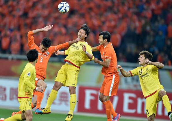 (150408) -- JINAN, April 8, 2015 -- Daisuke Suzuki (C) of Japan s Kashiwa Reysol competes during the group E match against China s Shandong Luneng FC at the 2015 AFC Champions League in Jinan, east China s Shandong Province, April 8, 2015. The match ended with a 4-4 draw. ) (lm) (SP)CHINA-JINAN-AFC CHAMPIONS LEAGUE ZhuxZheng 