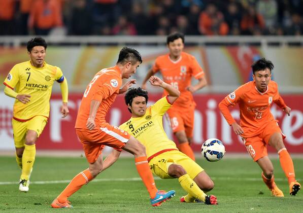 (150408) -- JINAN, April 8, 2015 -- Kudo Masato (C) of Japan s Kashiwa Reysol vies for the ball during the group E match against China s Shandong Luneng FC at the 2015 AFC Champions League in Jinan, east China s Shandong Province, April 8, 2015. The match ended with a 4-4 draw. ) (lm) (SP)CHINA-JINAN-AFC CHAMPIONS LEAGUE ZhuxZheng 