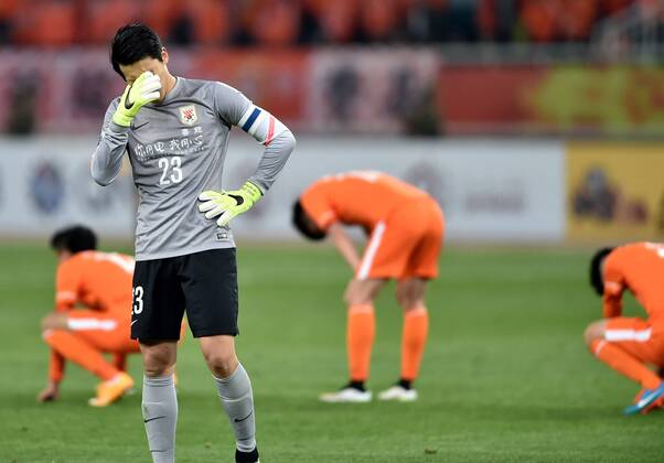 (150408) -- JINAN, April 8, 2015 -- Wang Dalei (front), goalkeeper of China s Shandong Luneng FC, reacts after the group E match against Japan s Kashiwa Reysol at the 2015 AFC Champions League in Jinan, east China s Shandong Province, April 8, 2015. The match ended with a 4-4 draw. ) (lm) (SP)CHINA-JINAN-AFC CHAMPIONS LEAGUE ZhuxZheng 