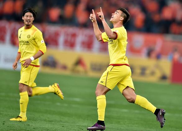 (150408) -- JINAN, April 8, 2015 -- Cristiano Da Silva (R) of Japan s Kashiwa Reysol celebrates after scoring during the group E match against China s Shandong Luneng FC at the 2015 AFC Champions League in Jinan, east China s Shandong Province, April 8, 2015. The match ended with a 4-4 draw. ) (lm) (SP)CHINA-JINAN-AFC CHAMPIONS LEAGUE ZhuxZheng 