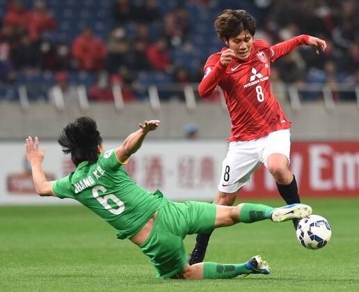 (150408) -- SAITAMA, April 8, 2015 -- Yosuke Kashiwagi (R) of Japan s Urawa Red Diamonds vies with Zhang Xiaobin of China s Beijing Guoan during their group E match at the 2015 AFC Champions League in Saitama, Japan, April 8, 2015. The match ended with a 1-1 draw. ) (SP)JAPAN-SAITAMA-AFC CHAMPIONS LEAGUE-GROUP G-URAWA REDS VS BEIJING GUOAN Stringer 