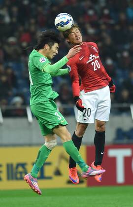 (150408) -- SAITAMA, April 8, 2015 -- Zhao Hejing (L) of China s Beijing Guoan heads for the ball against Tadanari Lee of Japan s Urawa Red Diamonds during their group E match at the 2015 AFC Champions League in Saitama, Japan, April 8, 2015. The match ended with a 1-1 draw. ) (SP)JAPAN-SAITAMA-AFC CHAMPIONS LEAGUE-GROUP G-URAWA REDS VS BEIJING GUOAN Stringer 