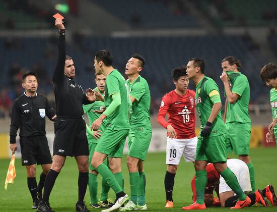 (150408) -- SAITAMA, April 8, 2015 -- Referee Abdullah Balideh (2nd L) displays the red card to Lang Zheng (4th L) of China s Beijing Guoan during the AFC champions league group G match between China s Beijing Guoan and Japan s Urawa Red Diamonds at the 2015 AFC Champions League in Saitama, Japan, April 8, 2015. The match ended with a 1-1 draw. ) (SP)JAPAN-SAITAMA-AFC CHAMPIONS LEAGUE-GROUP G-URAWA REDS VS BEIJING GUOAN Stringer 