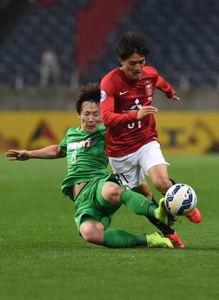 (150408) -- SAITAMA, April 8, 2015 -- Piao Cheng (L) of China s Beijing Guoan vies with Toshiyuki Takagi of Japan s Urawa Red Diamonds during their group E match at the 2015 AFC Champions League in Saitama, Japan, April 8, 2015. The match ended with a 1-1 draw. ) (SP)JAPAN-SAITAMA-AFC CHAMPIONS LEAGUE-GROUP G-URAWA REDS VS BEIJING GUOAN Stringer 