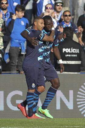Aktuell Fußball, Portugal, Primeira Liga, FC Porto gelingt Generalprobe für die Champions League April 11, 2015 Vila Do Conde, Portugal Porto s Portuguese forward Ricardo Quaresma celebrates a goal with teammate Porto s Cameroonian forward Vincent Aboubakar during the Premier League 2014 15 match between Rio Ave FC and FC Porto at Rio Ave Stadium in Vila do Conde on 11 April 2015. RIO AVE FC vs FC PORTO  ZUMAn230