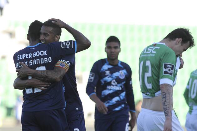 Aktuell Fußball, Portugal, Primeira Liga, FC Porto gelingt Generalprobe für die Champions League April 11, 2015 Vila Do Conde, Portugal Porto s Brazilian defender Danilo Silva celebrates a goal with teammates Porto s Brazilian defender Alex Sandro during the Premier League 2014 15 match between Rio Ave FC and FC Porto at Rio Ave Stadium in Vila do Conde on 11 April 2015. RIO AVE FC vs FC PORTO  ZUMAn230