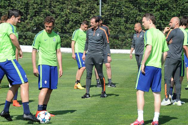 IPP20150413 Football - soccer: UEFA Champions League, Juventus Turin, l allenatore della Juventus Massimiliano Allegri in mezzo ai giocatori (Hinweis: Verwendung nur in Deutschland - only Germany) xHOCHxZWEIx xItalyxPhotoxPressx 