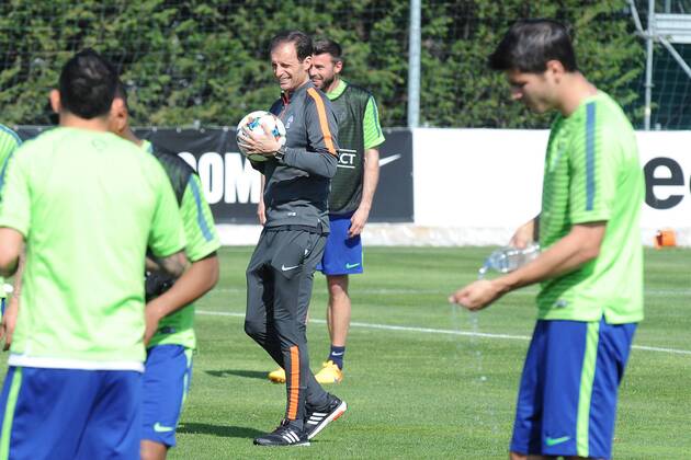 IPP20150413 Football - soccer: UEFA Champions League, Juventus Turin, l allenatore della Juventus Massimiliano Allegri in mezzo ai giocatori (Hinweis: Verwendung nur in Deutschland - only Germany) xHOCHxZWEIx xItalyxPhotoxPressx 