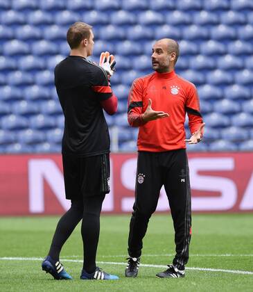 FUSSBALL CHAMPIONS LEAGUE SAISON 2014 2015 VIERTELFINAL HINSPIEL FC Porto - FC Bayern Muenchen 14.03.2015 Abschlusstraining FC Bayern Muenchen im Stadion Dragao; Trainer Pep Guardiola (re) im Gespraech mit Torwart Manuel Neuer 