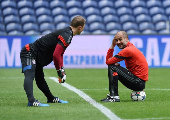 FUSSBALL CHAMPIONS LEAGUE SAISON 2014 2015 VIERTELFINAL HINSPIEL FC Porto - FC Bayern Muenchen 14.03.2015 Abschlusstraining FC Bayern Muenchen im Stadion Dragao; Trainer Pep Guardiola (re) im Gespraech mit Torwart Manuel Neuer 