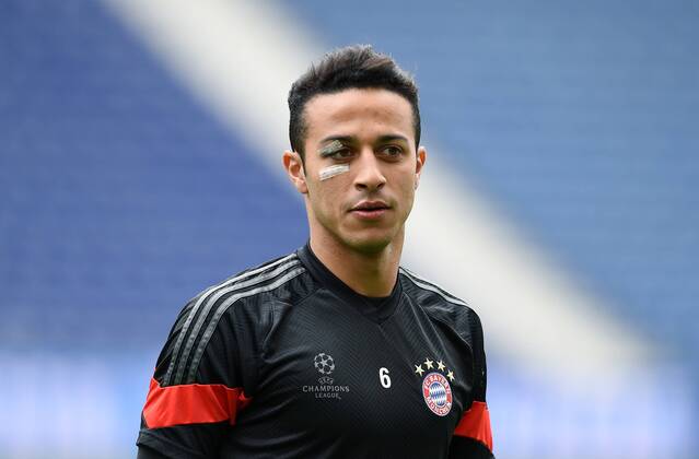 FUSSBALL CHAMPIONS LEAGUE SAISON 2014 2015 VIERTELFINAL HINSPIEL FC Porto - FC Bayern Muenchen 14.03.2015 Abschlusstraining FC Bayern Muenchen im Stadion Dragao; Thiago Alcantara mit Pflaster am Auge 