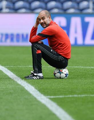 FUSSBALL CHAMPIONS LEAGUE SAISON 2014 2015 VIERTELFINAL HINSPIEL FC Porto - FC Bayern Muenchen 14.03.2015 Abschlusstraining FC Bayern Muenchen im Stadion Dragao; Trainer Pep Guardiola sitzt nachdenklich auf dem Ball 