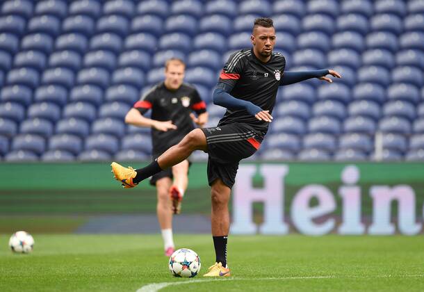 FUSSBALL CHAMPIONS LEAGUE SAISON 2014 2015 VIERTELFINAL HINSPIEL FC Porto - FC Bayern Muenchen 14.03.2015 Abschlusstraining FC Bayern Muenchen im Stadion Dragao; Jerome Boateng bei Dehnuebungen 