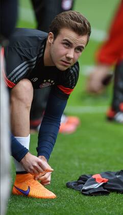FUSSBALL CHAMPIONS LEAGUE SAISON 2014 2015 VIERTELFINAL HINSPIEL FC Porto - FC Bayern Muenchen 14.03.2015 Abschlusstraining FC Bayern Muenchen im Stadion Dragao; Mario Goetze bindet sich die Schuhe 
