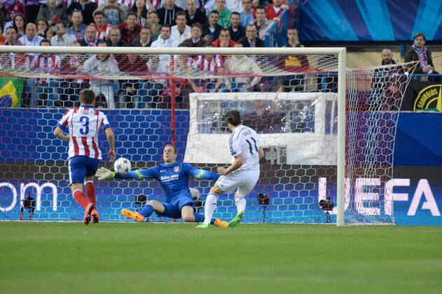 Gareth Bale (Real, rechts) scheitert mit einer Torchance an Jan Oblak (Torwart, Atletico) , Fussball, UEFA Champions League, Atletico Madrid - Real Madrid,  xjgx
