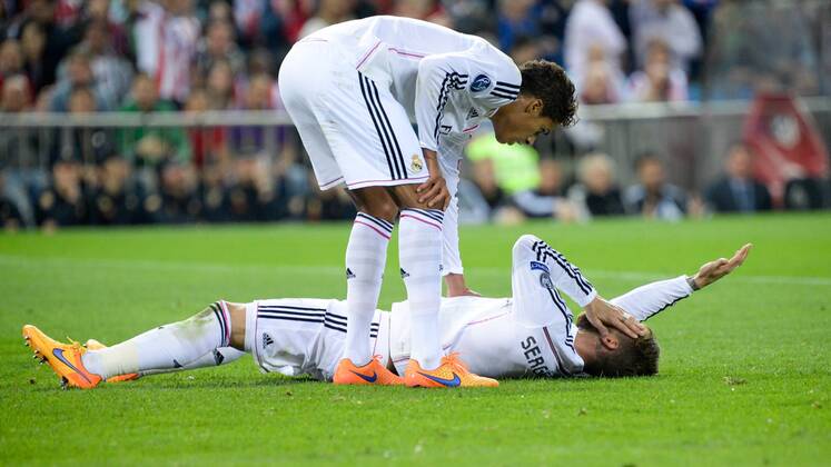 v.li.: Raphael Varane (Real) kümmert sich um Sergio Ramos (Real), der nach einem Zusammenstoß verletzt auf dem Boden liegt, Fussball, UEFA Champions League, Atletico Madrid - Real Madrid,  xjgx