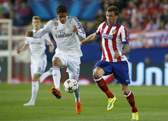 Atletico de Madrid s Mario Mandzukic (r) and Real Madrid s Raphael Varane during Champions League 2014 2015 Quarter-finals 1st leg match.April 14,2015.  (2015041404)