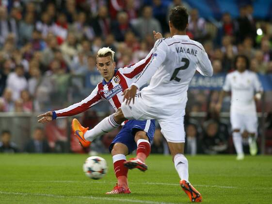 Atletico de Madrid s Antoine Griezmann (l) and Real Madrid s Raphael Varane during Champions League 2014 2015 Quarter-finals 1st leg match.April 14,2015.  (2015041413)