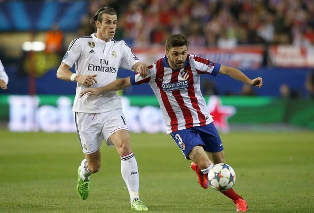 Atletico de Madrid s Guilherme Siqueira (r) and Real Madrid s Garet Bale during Champions League 2014 2015 Quarter-finals 1st leg match.April 14,2015.  (2015041414)